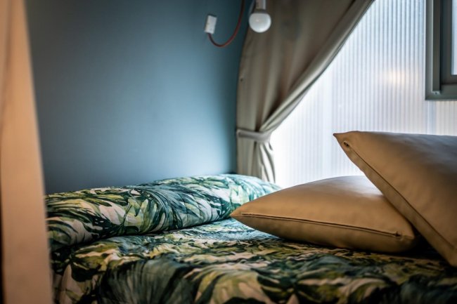 Dettaglio di un letto con cuscini.