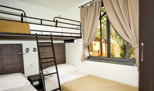 Cameretta con letto a castello e finestra
