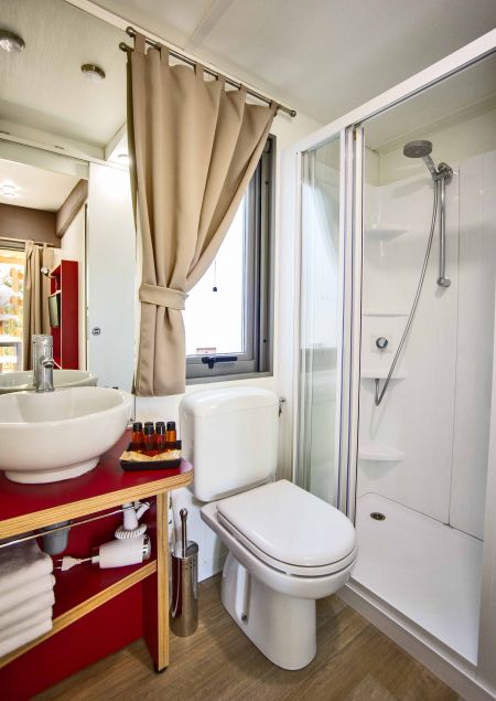 Bagno moderno con doccia e lavabo