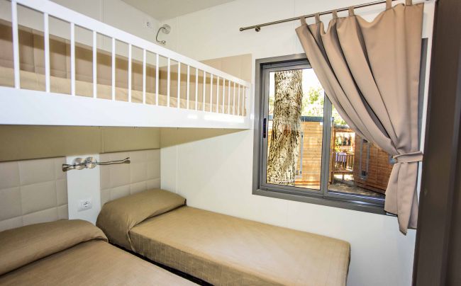 Camera con letto a castello e finestra.