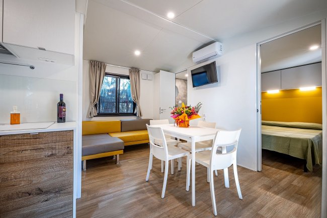 Angolo cottura e tavolo da pranzo in soggiorno.