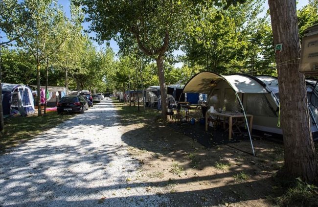 Campeggio con roulotte e tende.
