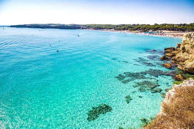 Costa con acqua cristallina e scogliere.