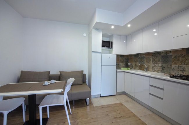 Cucina moderna con tavolo da pranzo e divano.