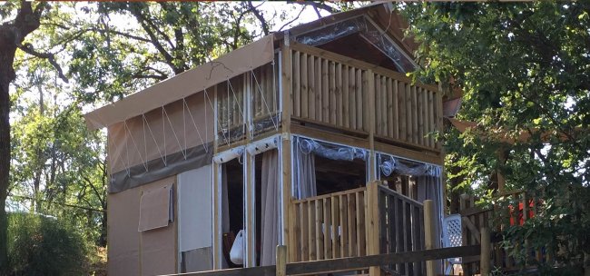 Casa su due livelli con terrazze in legno.