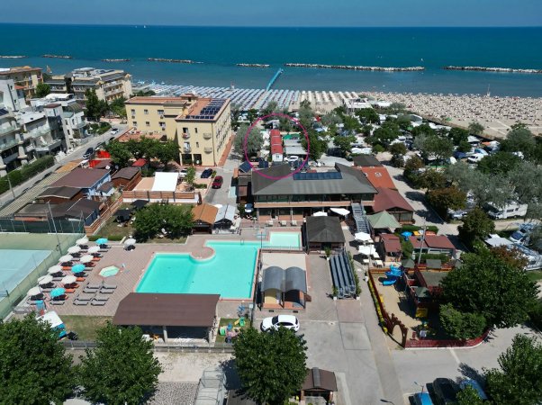 Vista aerea di un hotel su una spiaggia.