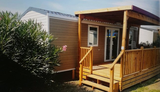 Casa mobile con veranda in legno.