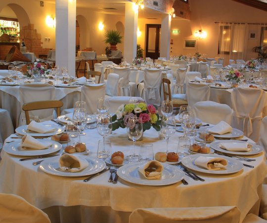 Tavoli apparecchiati elegantemente per una cena.