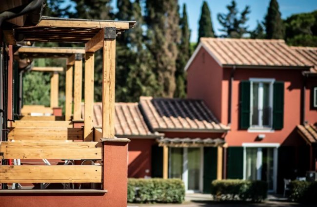 Balconi in legno su edifici rossi con tegole.