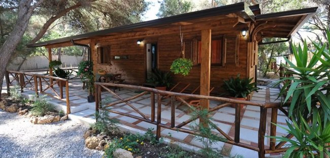 Un bungalow di legno tra gli alberi.