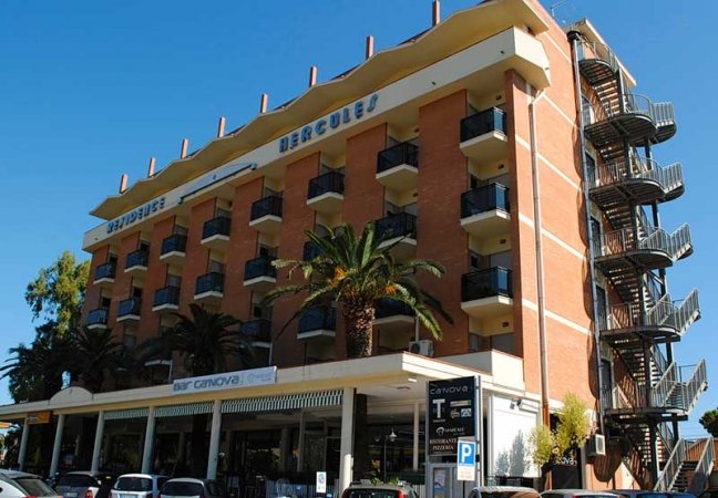 Edificio con balconi e insegna 