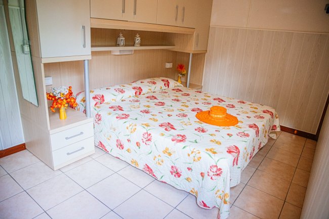 Camera da letto con letto floreale.