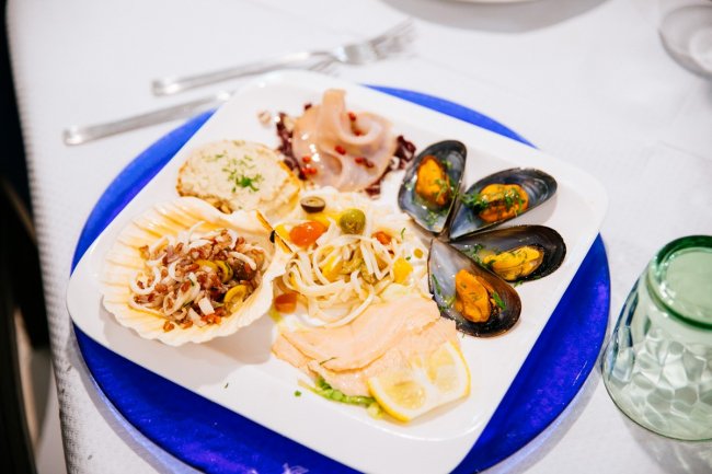 Piatto di frutti di mare vari.