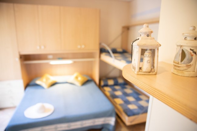 Camera con letto matrimoniale e letto a castello.
