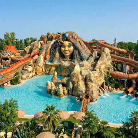 Parco acquatico con scivoli e decorazioni.