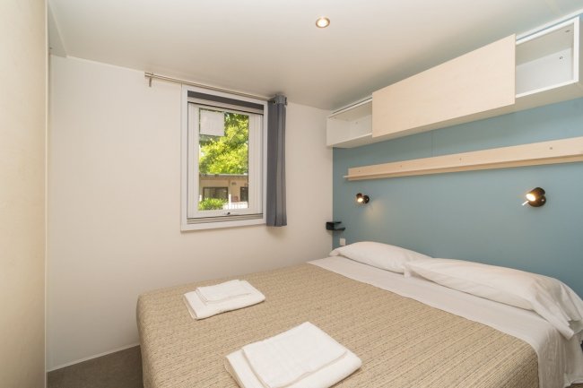 Camera con letto matrimoniale e finestra.