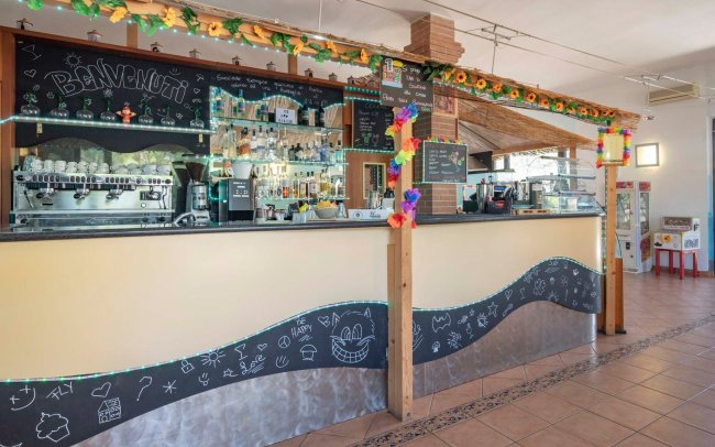 Interno di un bar decorato con fiori e disegni.