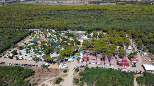 Panoramica su campeggio con zone verdi e aree per camper.