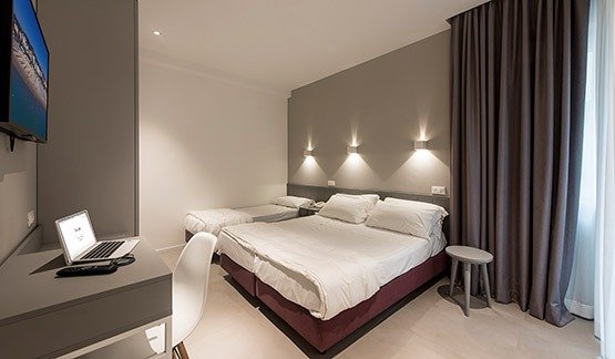 Camera d'albergo con letto matrimoniale e scrivania.