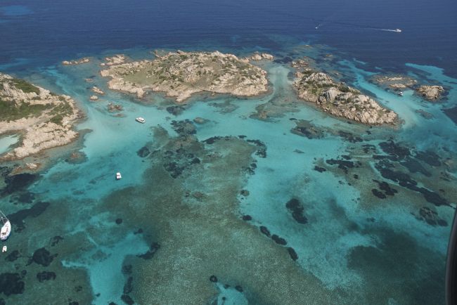 Isole circondate da mare turchese e barche.