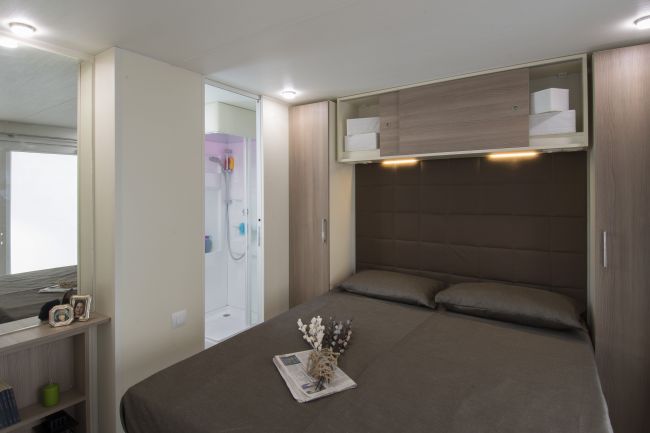 Camera da letto moderna con bagno annesso.