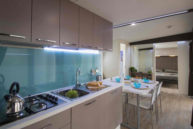 Una cucina moderna con tavolo da pranzo apparecchiato.