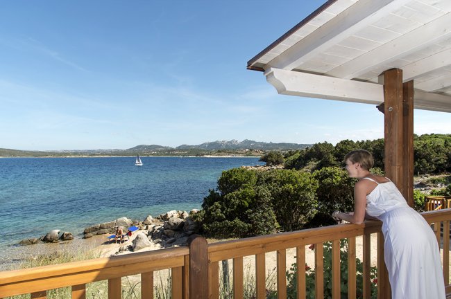Donna in terrazza con vista mare.