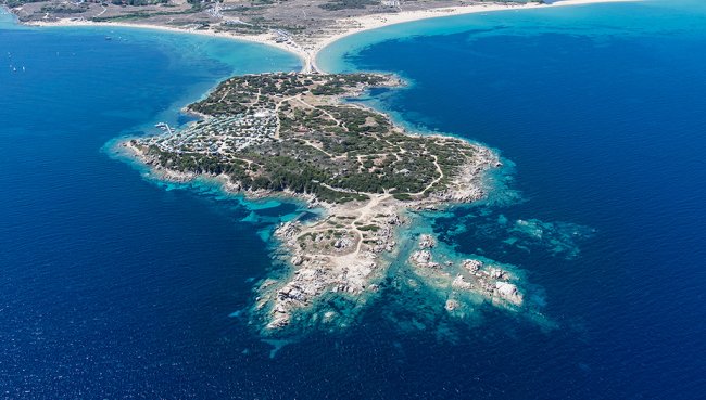 Veduta aerea di una costa rocciosa.