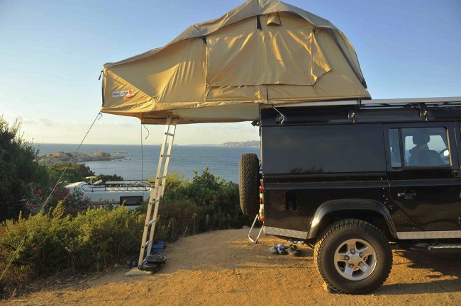 Tenda su fuoristrada vicino al mare.