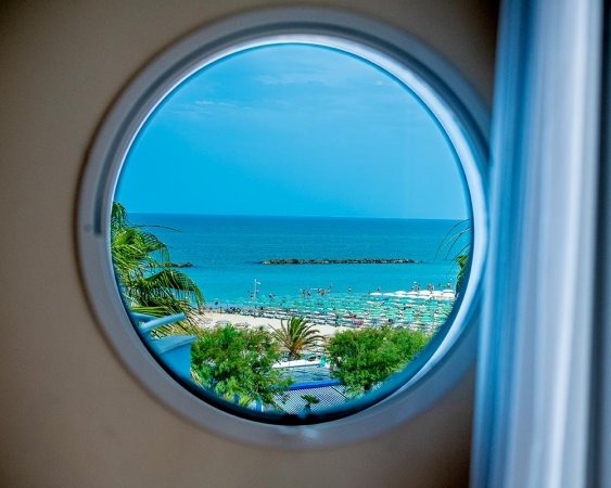Vista del mare da un oblò rotondo.