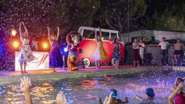 Spettacolo serale con costumi in piscina.