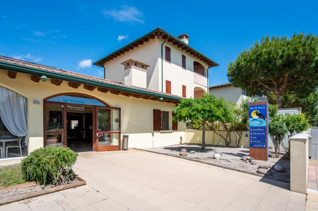 Edificio con ingresso reception e cartello.