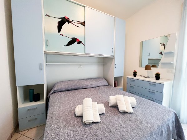 Camera da letto con letto matrimoniale e armadio.