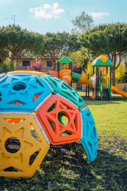 Parco giochi colorato con struttura a cupola.