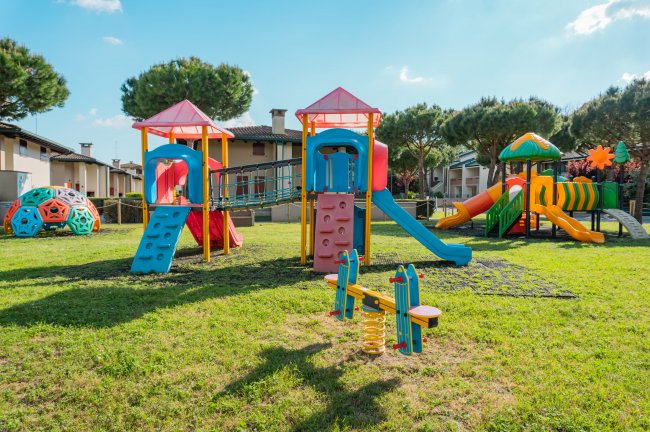 Parco giochi con scivoli e altalena.