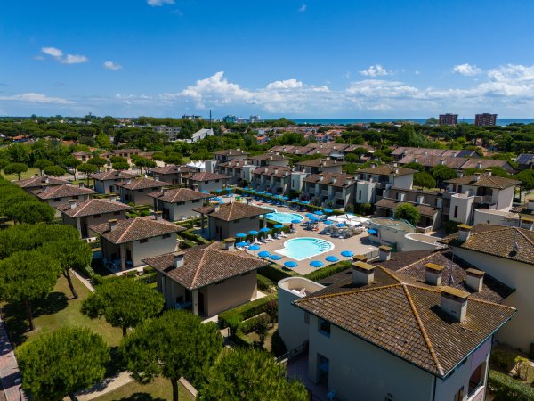 Complesso residenziale con piscina centrale.