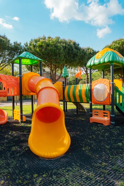 Scivoli colorati in un parco giochi.