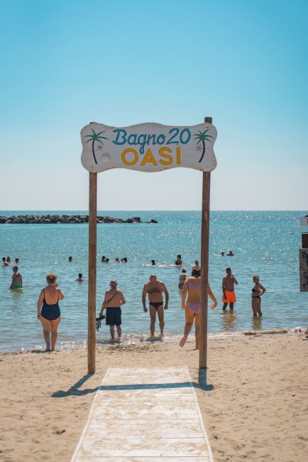 Insegna Bagno 20 Oasi sulla spiaggia.
