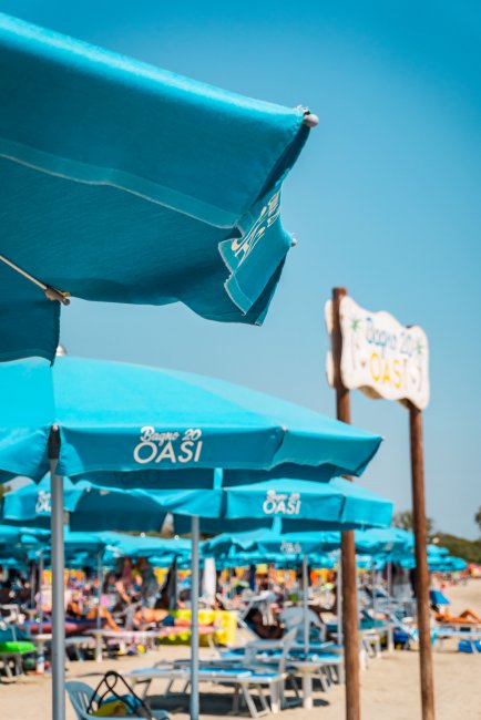 Ombrelloni blu su spiaggia, insegna 