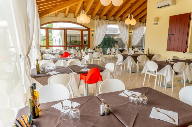 Ristorante elegante con tavoli apparecchiati.