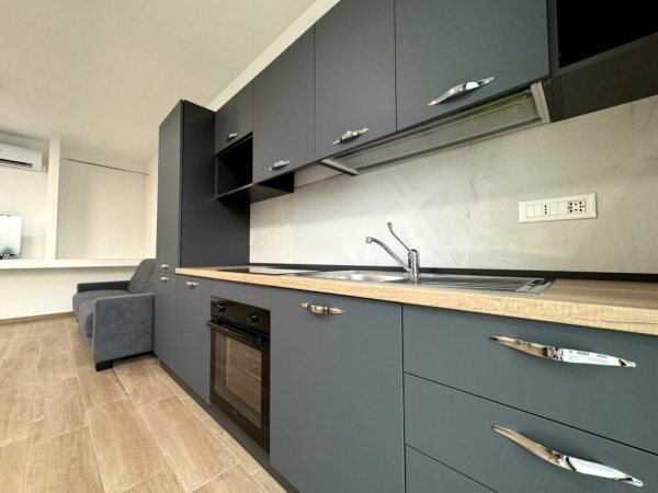 Cucina moderna con mobili scuri.