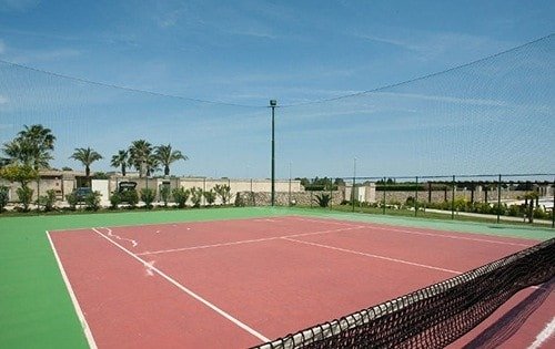Campo da tennis all'aperto con rete montata.