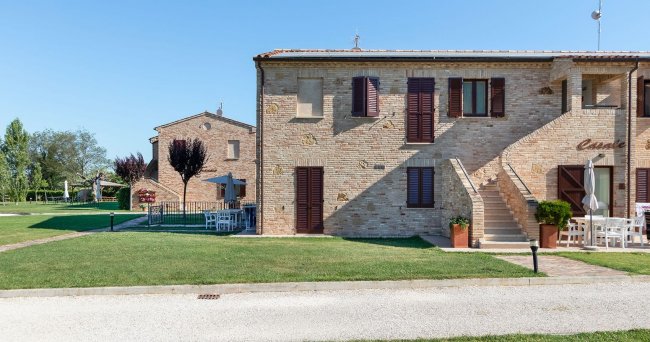Edificio in mattoni con scale esterne.