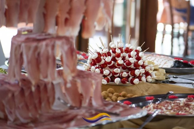Vassoio di antipasti con affettati e formaggi.