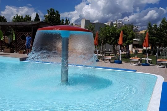 Fontana a forma di cappello in piscina.