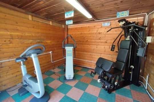 Palestra con cyclette e attrezzi.