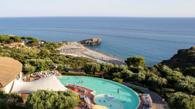 Vista di piscina e mare in lontananza.