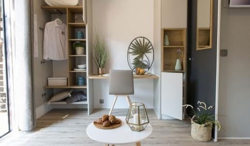 Interno moderno con tavolino e decori.