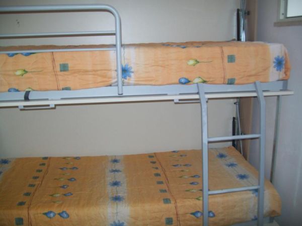 Letto a castello con copriletto arancione.