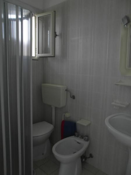 Bagno con doccia, finestra aperta e sanitari.